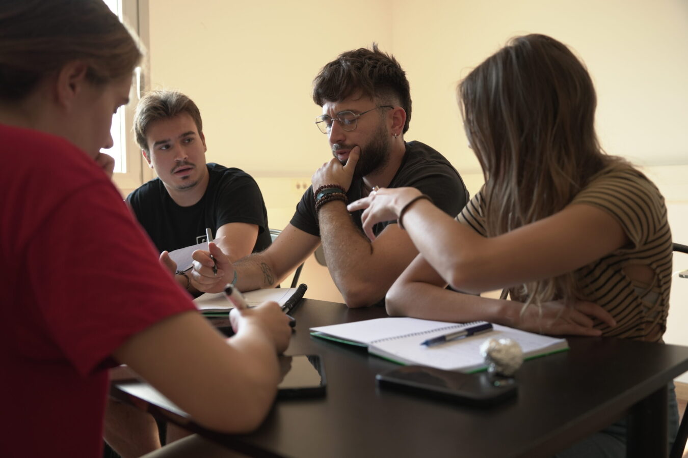 Estudiantes trabajando en grupo