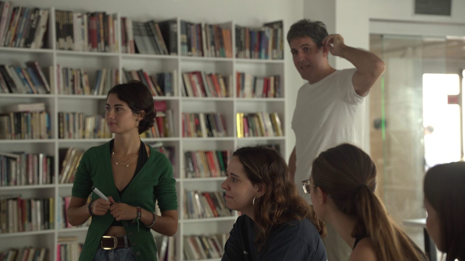 Equipo reunido en una sesión de producción